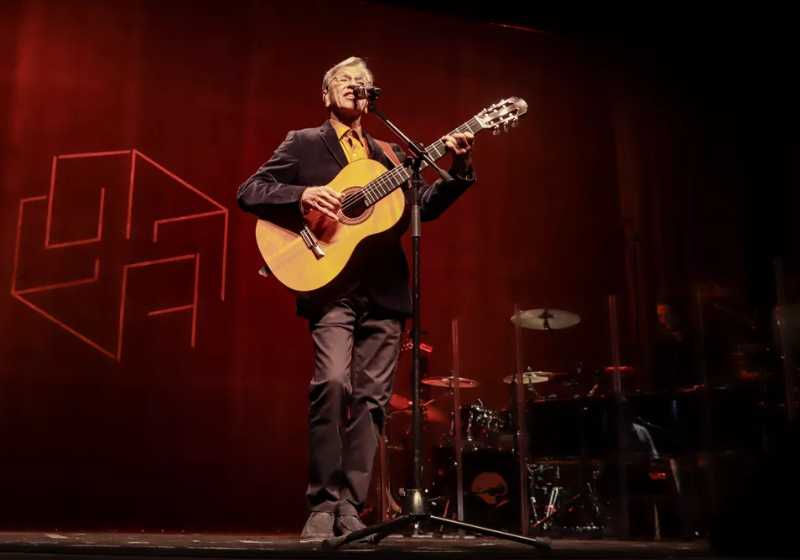 Caetano Veloso, 80 anos!  O poeta do Brasil comemora com live na web e TV