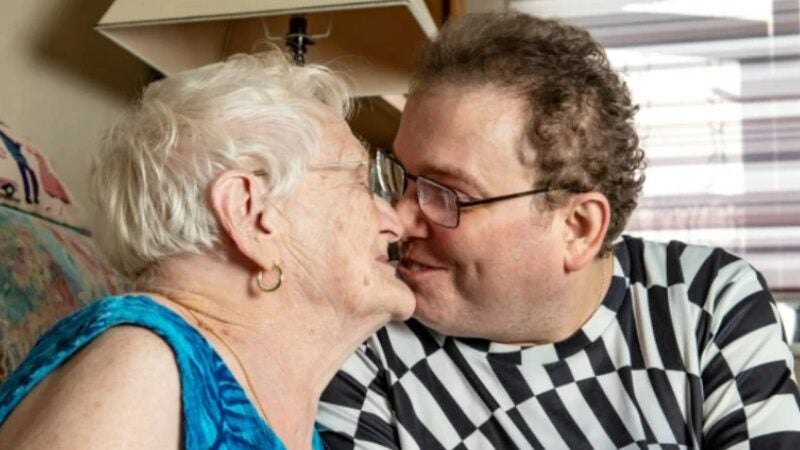 Idosa se casa com homem 40 anos mais jovem e comemora 17 anos juntos