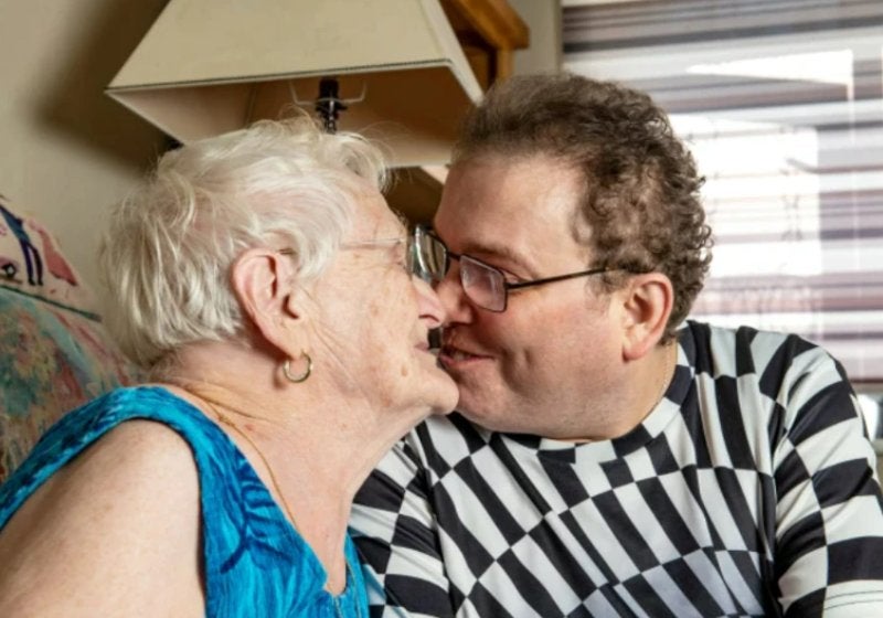 Idosa se casa com homem 40 anos mais jovem e comemora 17 anos juntos