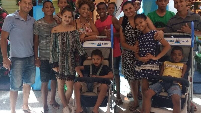 Casal que adotou 3 irmãos autistas vítimas de maus-tratos comove internautas