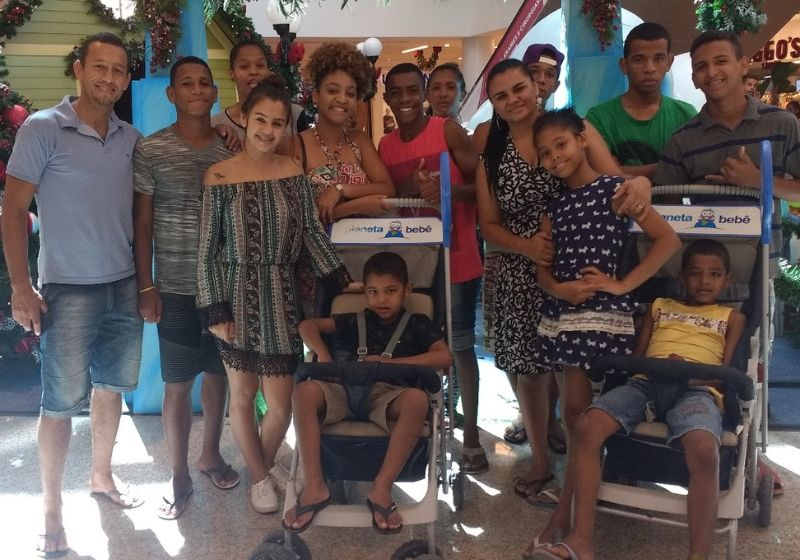 Casal que adotou 3 irmãos autistas vítimas de maus-tratos comove internautas