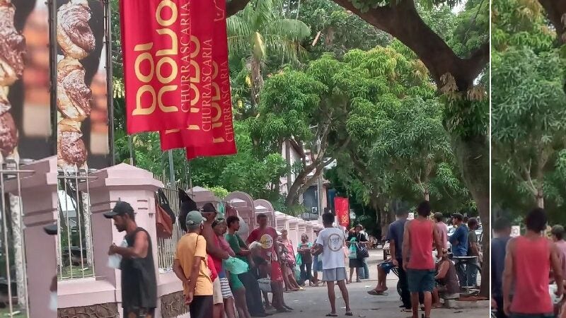 Fome: churrascaria doa comida excedente e ajuda quase 100 pessoas por dia