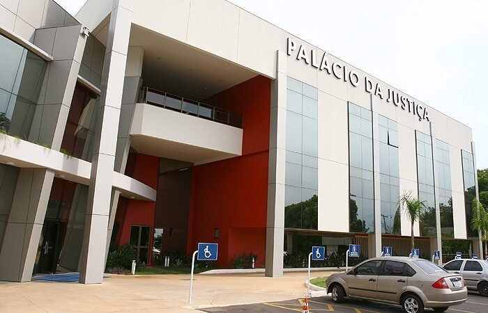 Tribunal mantém absolvição de ex-prefeito em Mato Grosso por dispensar licitação na compra de uniformes