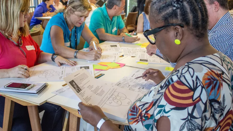 Profissionais com +50 anos. Veja empresas que estão contratando