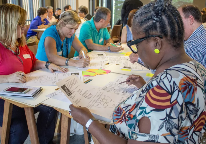 Profissionais com +50 anos. Veja empresas que estão contratando