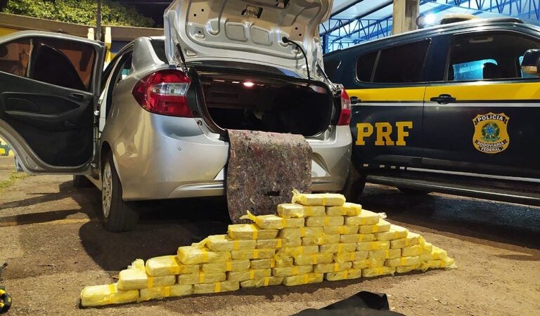 Mulher é detida transportando drogas escondidas em veículo