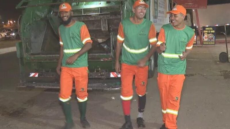 Garis alegres dançam funk na rua e alegria viraliza. “Dança para esquecer”