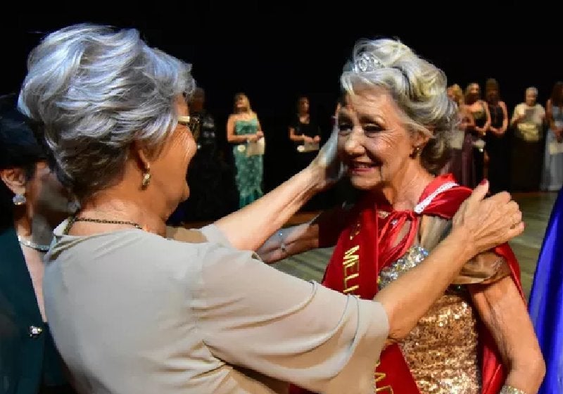 Idosa ex-modelo que fugia da casa de repouso vence Miss Melhor Idade