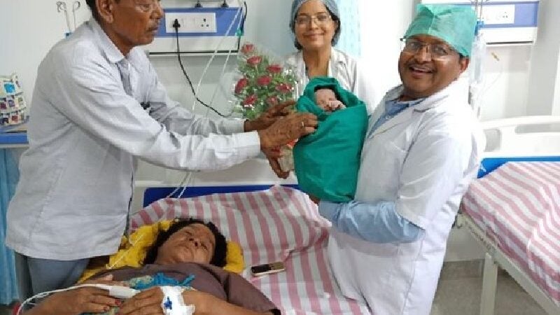 Mãe idosa de 70 anos tem seu 1º filho após cinco décadas de tentativas