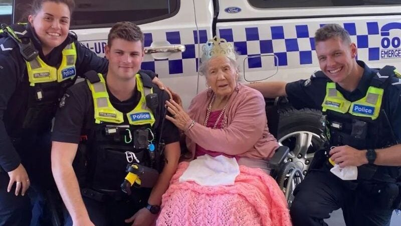 Idosa faz 100 anos, diz que seu sonho é ser presa e policiais bonitões ajudam. “Sempre fui certinha”