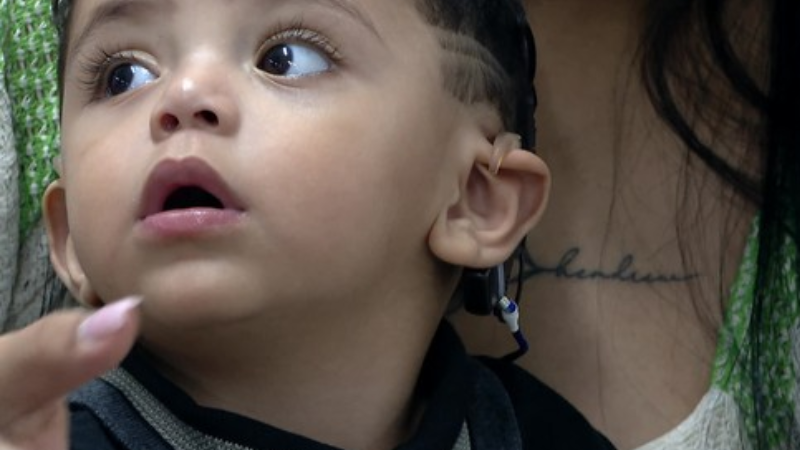 Implante faz menino que nasceu com surdez profunda ouvir pela 1ª vez
