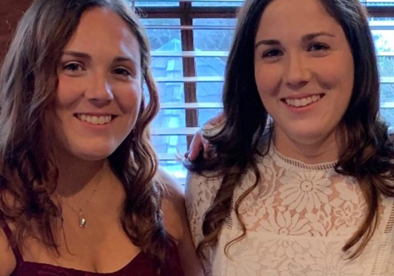 Gêmeas salvam mulher desmaiada com crise diabética em banheiro de avião