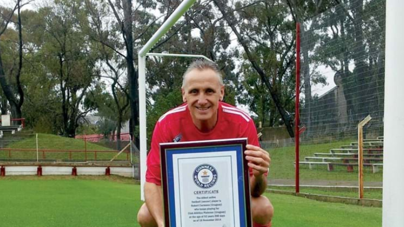 Aos 60 anos, jogador mais velho do mundo é contratado e entra para o Guinness