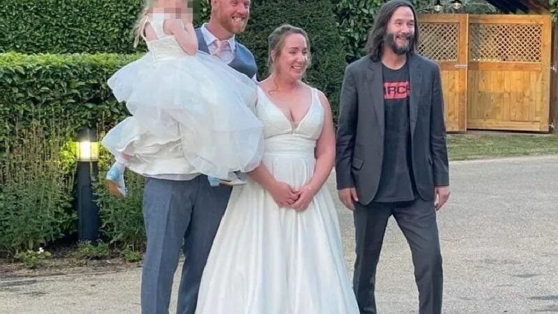 Keanu Reeves vai a casamento de fã desconhecido e encanta convidados