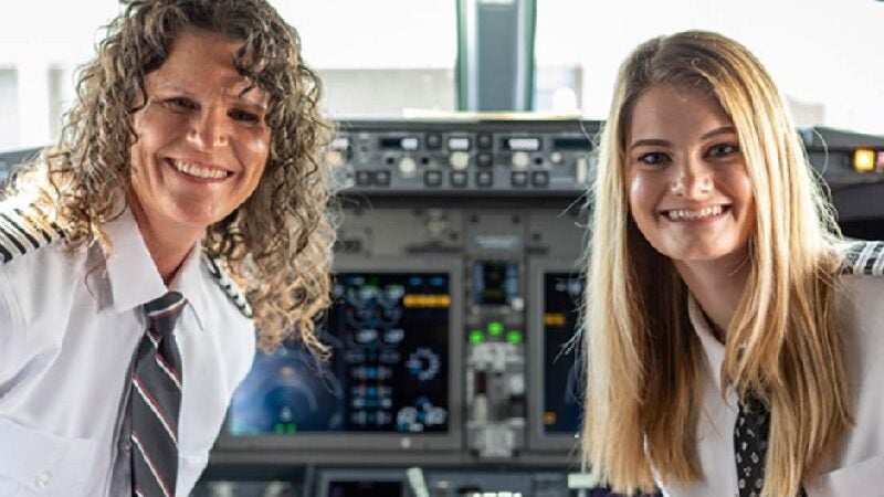 Pela 1ª vez mãe e filha pilotos de avião trabalham no mesmo voo. “Sonho realizado”