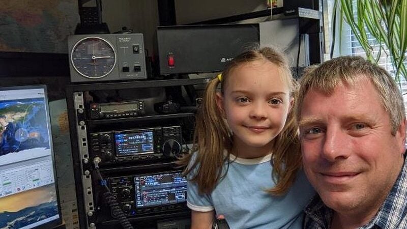 Menina de 8 conversa com astronauta em órbita pelo rádio amador do pai
