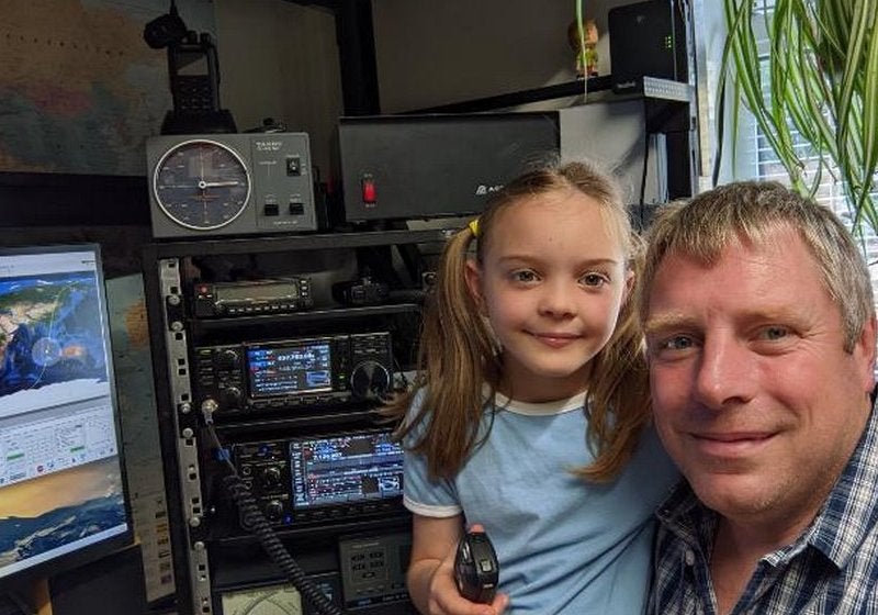 Menina de 8 conversa com astronauta em órbita pelo rádio amador do pai