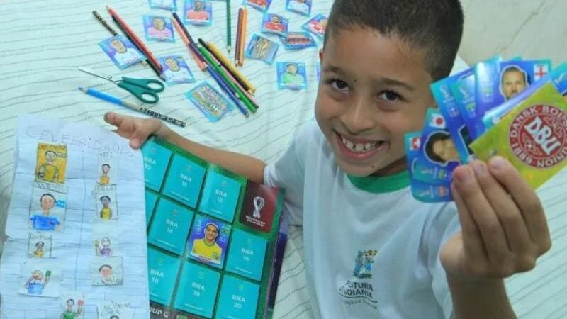 Menino que desenhou álbum da Copa ganha a edição oficial e convite da CBF