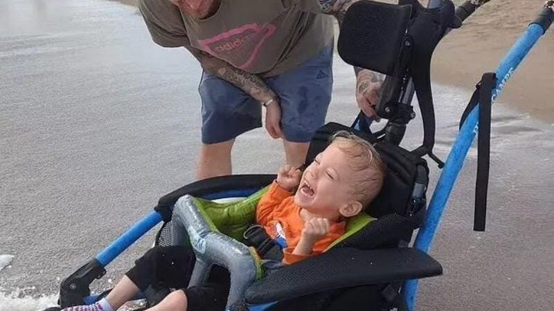 Garotinho com paralisia brinca no mar pela 1ª vez dá gargalhadas. VÍDEO