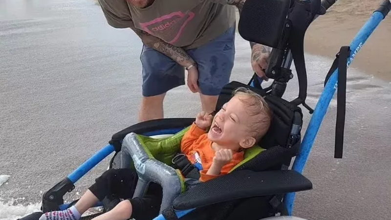 Menino com paralisia cerebral entra no mar pela 1ª vez e reação emociona