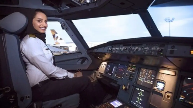 Jovem se torna a 1ª mulher comandante de avião dos Emirados Árabes