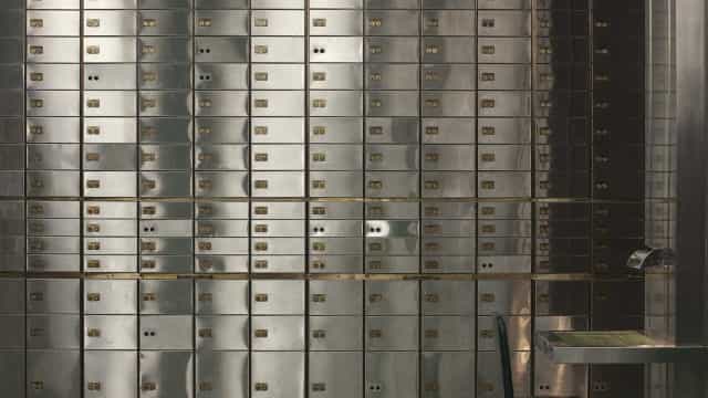 Homem invade banco no Líbano e vira herói, em meio à crise econômica