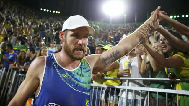 Alison e Álvaro voltam a jogar juntos no vôlei de praia um ano após separação