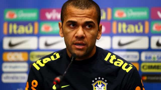 Dani Alves rebate polêmica sobre ida ao México