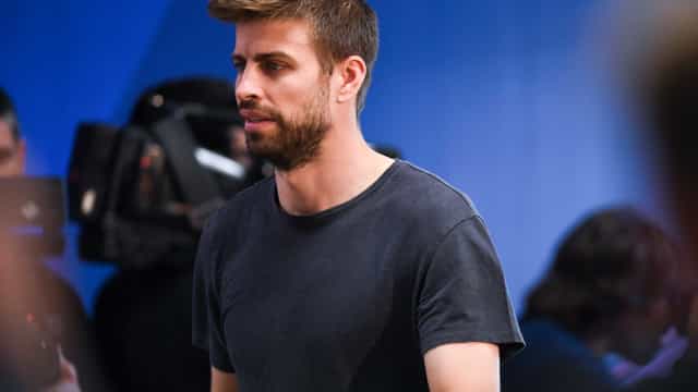 Ex de Shakira, Gerard Piqué é flagrado aos beijos com nova namorada