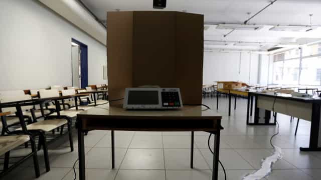 TSE autoriza mesário a reter celular de eleitor para evitar violação na votação