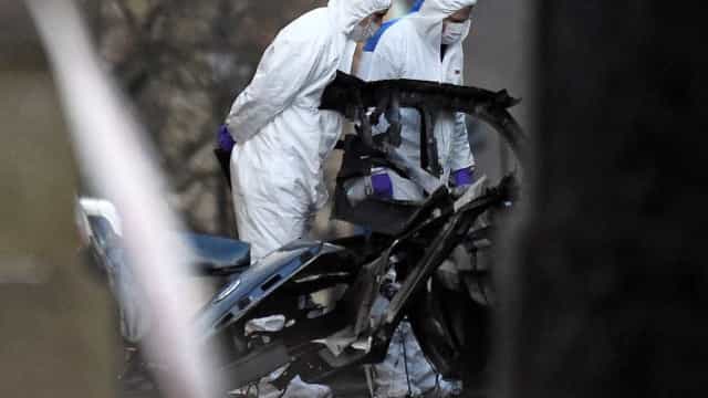 Carro explode e três pessoas são hospitalizadas na Inglaterra