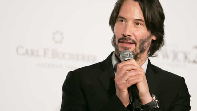 Keanu Reeves surpreende noivos ao aceitar convite para casamento deles