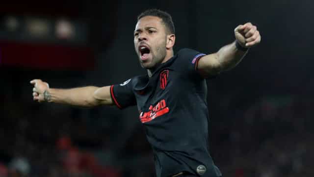 Perto de ser anunciado, Renan Lodi acompanha jogo do Nottingham Forest no estádio