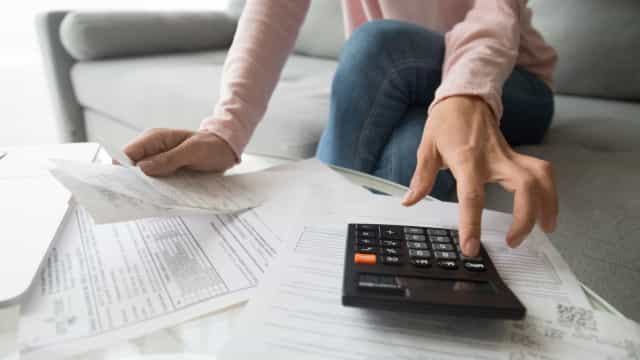 Um em cada quatro brasileiros não consegue fechar as contas do mês, aponta CNI