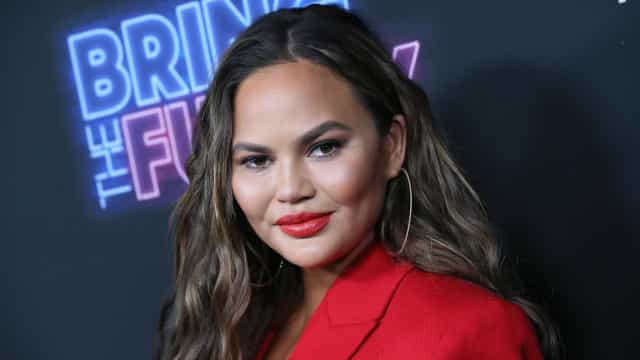 Chrissy Teigen usa calcinha de R$ 2.700 para anunciar gravidez; veja