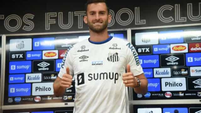 Santos oficializa a venda do atacante Léo Baptistão para o Almería, da Espanha