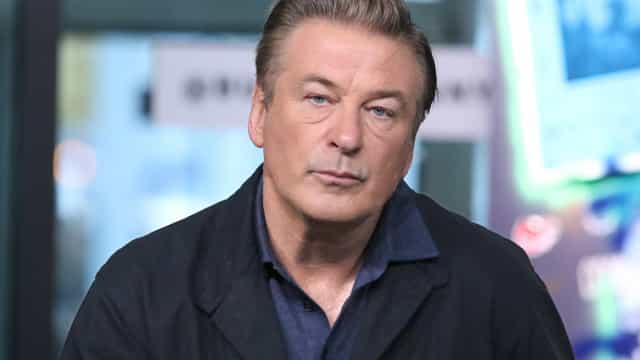 Alec Baldwin deve ter puxado gatilho de arma que matou diretora, diz FBI