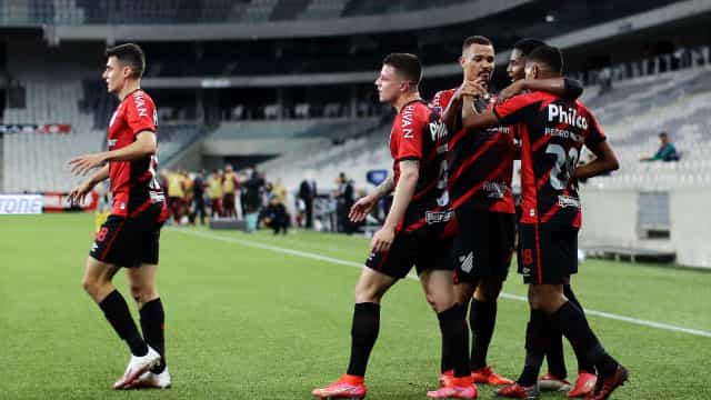 Athletico-PR vende Galo com gol no fim e se mantém no G4 do Brasileiro