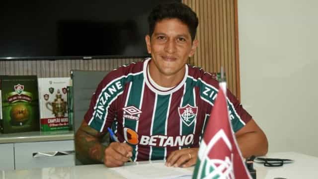 Cano exalta persistência do Fluminense e ganha camisa da Argentina de torcedor
