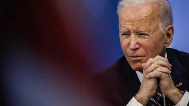 Com crise à porta, Biden adota e reforça política de Trump