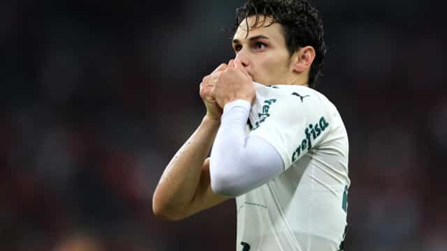 Exame detecta lesão e Raphael Veiga inicia corrida para nova decisão do Palmeiras