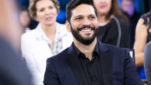 Armando Babaioff se irrita com fake news sobre acidente