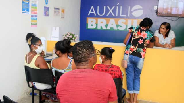 Auxílio Brasil turbinado beneficia mais estados onde Bolsonaro busca votos
