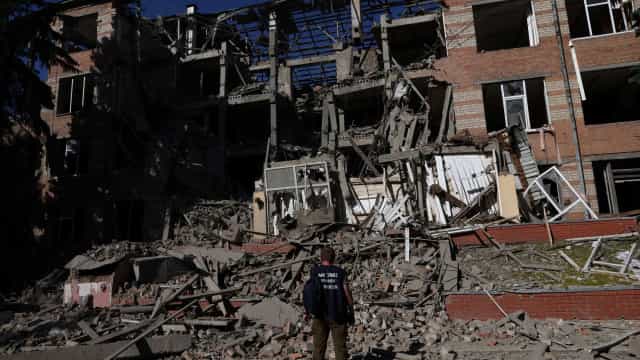 Ucrânia ataca prefeitura de Donetsk ocupada por russos