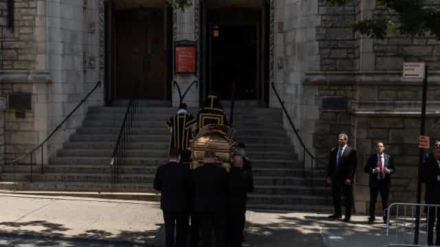 Enterro de Ivana Trump em campo de golfe é alvo de especulações sobre impostos