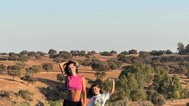 Deborah Secco passa férias em Portugal. Veja as fotografias