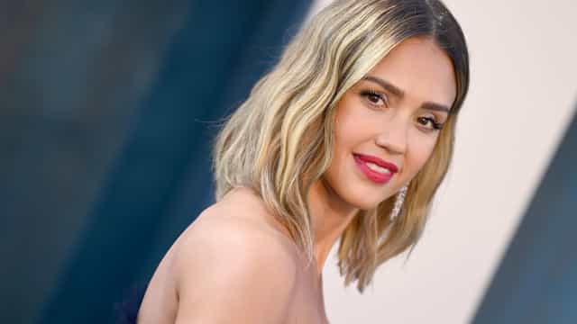Jessica Alba publica foto com a filha e altura da jovem surpreende