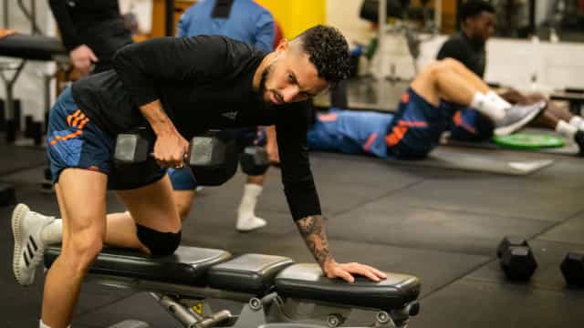 Sevilla oficializa o lateral brasileiro Alex Telles: ‘Honrado com a oportunidade’