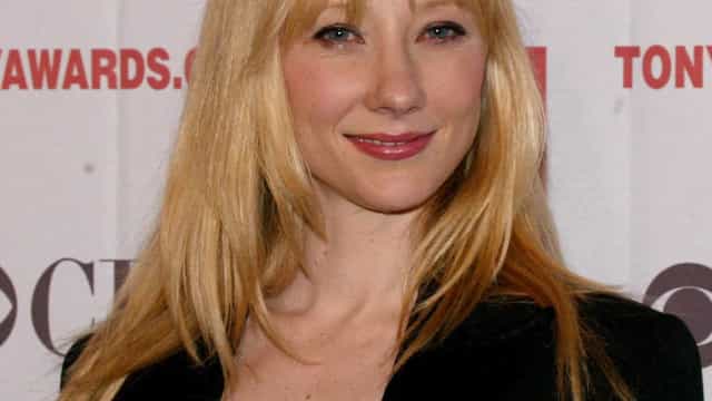 Atriz sofre acidente de carro, tem queimaduras e é intubada em Los Angeles