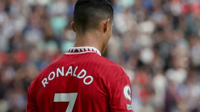Com Cristiano Ronaldo no banco, Manchester United estreia com derrota no Inglês